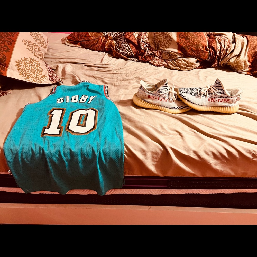 Zebra Yeezys10.5 mens 8/10 condition Mike Bibby jersey 9/10 condition mens small